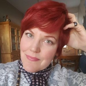 Meet your Posher, Hilary